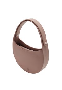 Ljusrosa cirkulär handväska i slät material, med ett enda böjt handtag och en bred öppen ficka på framsidan.