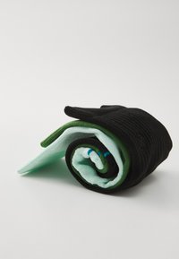 Trii zvitek sock: črne rebraste, zelene gladke in svetlo modre z vzorcem v modrih odtenkih. Mehki material, različne teksture.