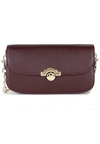Borsa a mano in pelle bordeaux con chiusura in metallo dorato e tracolla a catena. Presenta una texture liscia e una forma rettangolare strutturata.