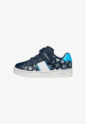 Sneaker da bambino blu navy con motivo di aeroplani bianchi e blu, striscia laterale bianca, dettaglio sul tallone blu e cinturino in Velcro blu navy con etichetta Geox.