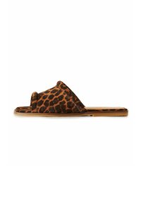 Leopardprint slidesandaler lavet af blødt suede. De har en bred overdel, åben tå og flad tan sål.