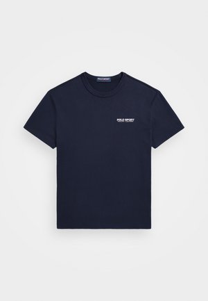 Navy blå bomull t-skjorte med rund hals, korte ermer og hvit "POLO SPORT RALPH LAUREN" logo på venstre brystområde.