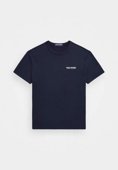 Tamsiai mėlyni medvilniniai marškiniai su apykakle, trumpomis rankovėmis ir balta "POLO SPORT RALPH LAUREN" logotipo etikete kairėje krūtinės dalyje.
