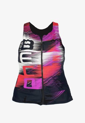 Haut sportif sans manches à fermeture éclair, avec des motifs abstraits en bandes noires, blanches, rouges et violettes, et de grandes lettres audacieuses sur le devant.