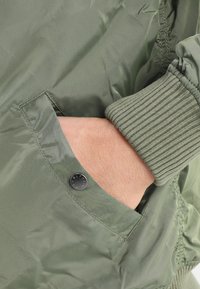 Alpha Industries Bomberjacks - sage-green