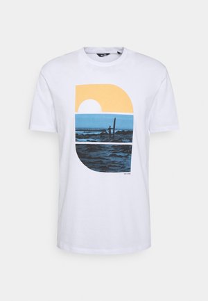 Hvid bomuld t-shirt med et grafisk design, der har en gul cirkel, en blå havscene og en surfer silhuet i mørkeblå mod den hvide baggrund.