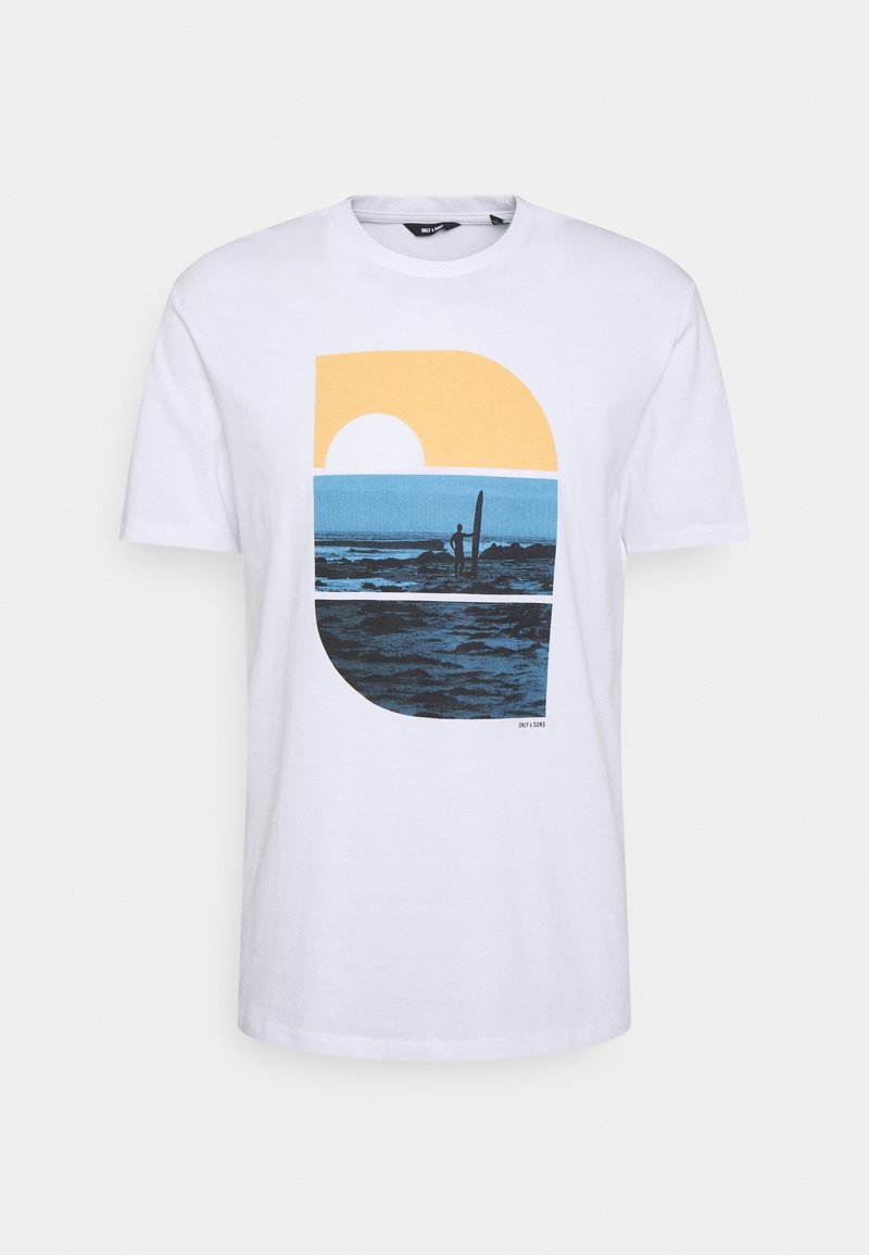 Hvid bomuld t-shirt med et grafisk design, der har en gul cirkel, en blå havscene og en surfer silhuet i mørkeblå mod den hvide baggrund.