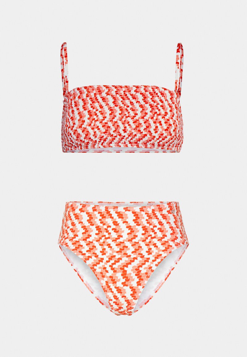 Conjunto de biquíni vermelho e branco com top bandeau retangular e parte de baixo de cintura alta, apresentando um padrão de bolinhas. Inclui alças ajustáveis.