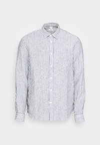 Chemise à manches longues rayée blanc et marine, avec un col boutonné, une poche avant et un tissu texturé à rayures verticales.