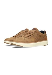 Braune Wildleder-Sneaker mit perforierten Seitenpanelen, Schnürung vorne, weißer Sohle und kontrastierenden braunen Akzenten an der Ferse und dem Logo.