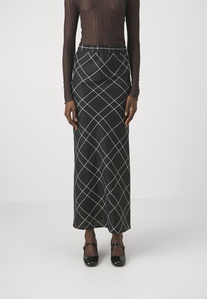 Μαύρη μακριά φούστα με άσπρο γεωμετρικό σχέδιο πλέγματος και ελαστική μέση. Λείος υφασμάτινος χαρακτήρας, με στενή γραμμή που φτάνει μέχρι τον αστράγαλο.