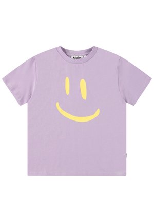 Lavendelkleurig T-shirt met korte mouwen, een groot geel smiley-gezicht op de voorkant en een ronde hals.