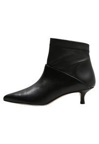 Bottine en cuir noir avec un bout pointu, un talon fin et un design froncé en haut. Texture lisse avec un subtil éclat et un minimalisme dans le détail.