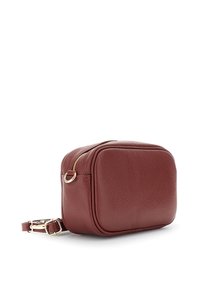 Bolso rectangular de cuero burdeos con superficie texturizada, cremallera dorada y una correa desmontable. Las dimensiones sugieren un tamaño compacto para lo esencial.