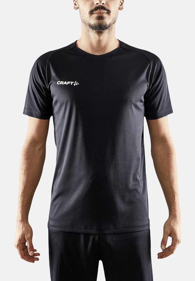 Camiseta deportiva negra hecha de una tela suave y ligera. Presenta un cuello redondo, mangas cortas y un logo blanco "CRAFT" en el lado izquierdo del pecho.