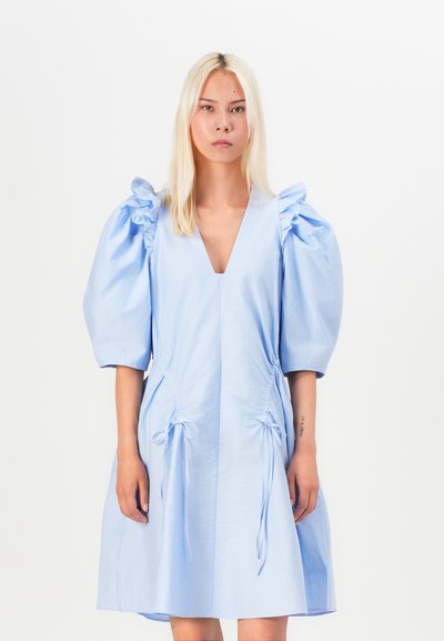 Hellblaues Kleid mit tiefem V-Ausschnitt, kurzen Puffärmeln und Kordelzügen an der Taille, aus strukturiertem Stoff.
