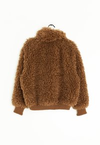 Veste en fausse fourrure marron avec un col haut, des poignets côtelés et un ourlet. La texture est duveteuse, ressemblant à de la peau de mouton, avec une apparence douce.