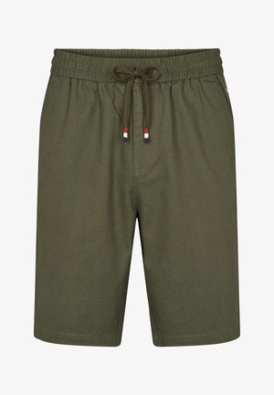 Olivgrüne Shorts mit elastischem Bund und Kordelzug, ausgestattet mit einer Vorderseite-Tasche und kontrastierenden Hardware-Akzenten in Rot, Weiß und Blau.