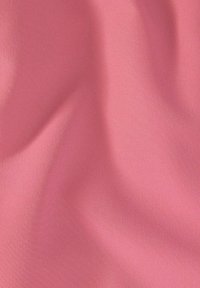 Tissu rose doux avec une texture lisse et légèrement brillante. Le matériau présente une légère brillance et tombe de manière fluide, affichant de douces ondulations et plis.