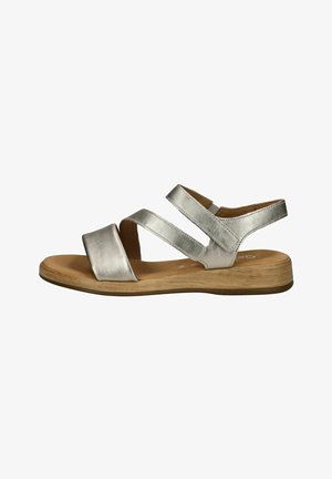 Zilveren metalen sandaal met kruisschoenen, gevoerd voetbed en een lage houten platformzool. Glad textuur en eenvoudig ontwerp.