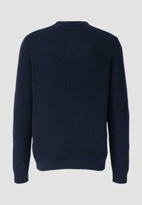 Granatowy sweter z teksturowanym wzorem, okrągłym dekoltem i długimi rękawami. Ściągacze przy mankietach i dole; pokazany widok z tyłu.