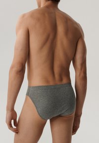 Szare bawełniane slipki o gładkiej strukturze i elastycznym pasku, prezentujące prosty design i dopasowany kształt z widoku z tyłu.