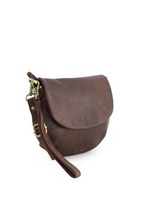 Brunt l�æderhåndledspung med klaplukning, prægede "VENEZIA" og messingbeslag på justerbar strop mod hvid baggrund.