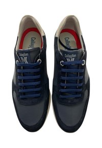 Sneakers blu navy con una combinazione di tessuto testurizzato e pelle liscia. Presentano lacci, una linguetta a contrasto e un branding sottile sul lato.