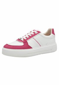 Baskets blanches avec des accents en suède rose, lacets plats blancs, côtés perforés et une épaisse semelle en caoutchouc blanc. Surfaces lisses et texturées.