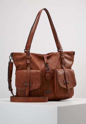 Brązowa skórzana torebka o ustrukturyzowanym kształcie, z dwoma przednimi kieszeniami, długimi paskami na ramię oraz odpinanym paskiem na ramię do noszenia na krzyż. Teksturowane wykończenie.