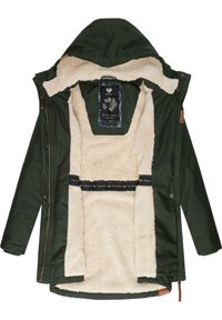 Veste verte avec une doublure en polaire beige douce, une capuche et une fermeture éclair à l'avant, présentant une étiquette intérieure imprimée et des coutures détaillées.