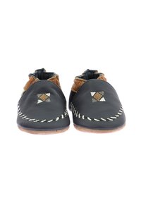 Chaussures en cuir noir avec des accents en cuir marron, présentant des coutures blanches et des broderies géométriques. Semelles douces pour plus de confort.