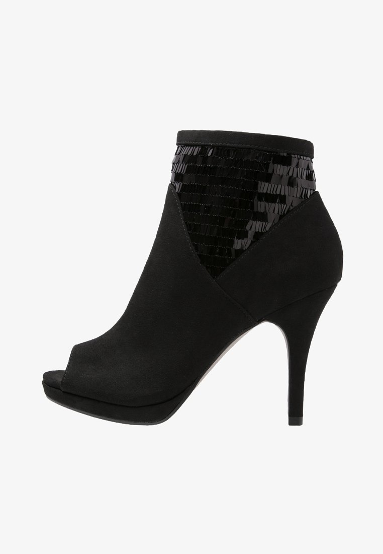 Bottine noire à talon haut avec bout ouvert, tige en daim et détails en sequins noirs brillants autour de la cheville.