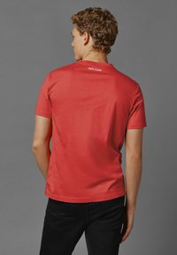 Red Bull Racing x Pepe Jeans RED BULL RACING LOGO DRIVER TEE - Apdrukāts T-krekls - mars red