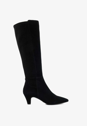 Bottines noires montantes en daim doux, avec un bout pointu et un talon modeste. Le design inclut des coutures élégantes le long du côté extérieur.