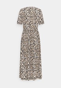 Midi šaty s krátkými rukávy, které mají béžový a černý abstraktní vzor, elastický pas, volný střih a jemnou texturu látky.