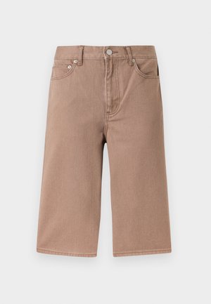 Vaaleanruskeat, polvipituudet farkkushortsit, joissa edessä nappi, vetoketju, vyölenkit ja etutaskut, yksivärisellä taustalla.