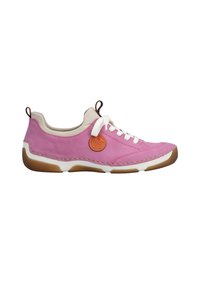 Zapatilla deportiva casual rosa con cordones, suela blanca, acentos marrones en el talón y la punta, forro interior beige y parche redondo de cuero con el logo en el lateral.