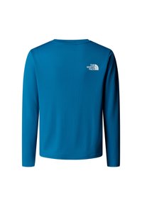 Modra majica z dolgimi rokavi iz lahkega materiala, z majhnim belim logotipom na zgornjem delu hrbta in okroglim izrezom na vratu.