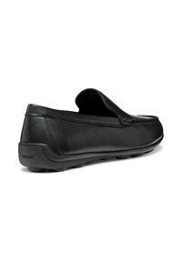 Mocassini in pelle nera con design slip-on, superficie testurizzata e marchio Geox sul tallone. Suola piatta in gomma con piccoli accenti arrotondati.