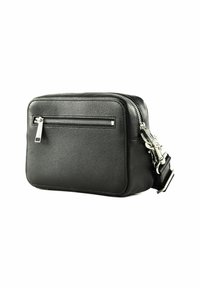 Sac en bandoulière en cuir noir avec une texture, de forme rectangulaire, avec des détails en fermeture éclair argentée et une bandoulière réglable.