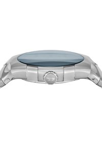 Silverfärgad klocka i rostfritt stål med en slät boett, blå glasansikte och en framträdande krona. Slankt design med rundade kanter och polerade detaljer.