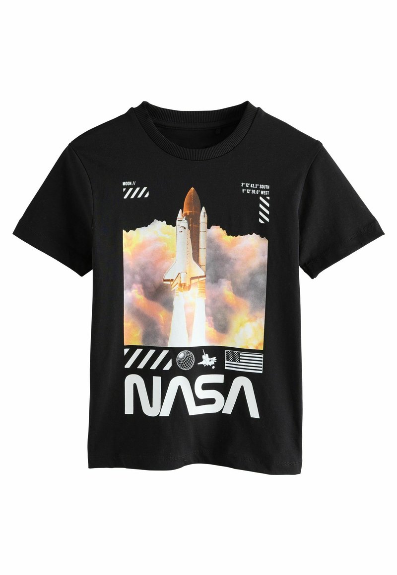 Zwarte katoenen t-shirt met een NASA shuttle graphic, vlammen en wolken, witte tekst en minimale geometrische ontwerpen.