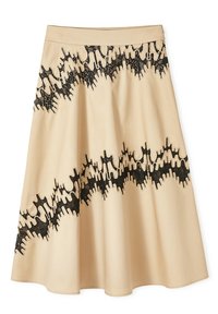 Beige uitlopende rok met een zwart kanten patroon met organische, golvende ontwerpen langs de zoom en taille, gemaakt van stof met een gladde textuur.