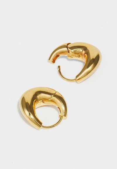 Goldene Creolen in Form eines Halbmonds mit einer glänzenden, glatten Oberfläche und einem Scharnierverschluss. Das Design ist schlank und modern.