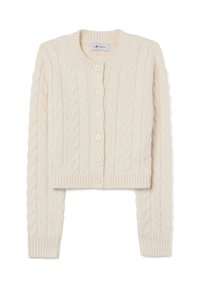 Cropped kabelgebreid vest in crème, met een ronde hals, sluiting met zes knopen en geribde manchetten en zoom. Zachte textuur en gedetailleerd patroon.