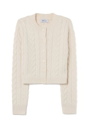 Cropped kabelgebreid vest in crème, met een ronde hals, sluiting met zes knopen en geribde manchetten en zoom. Zachte textuur en gedetailleerd patroon.