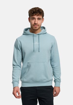 Ljusblå hoodie med dragsko, känguruficka, ribbade muddar och logga på bröstet. Mjuk tyg, avslappnad passform, minimalistisk design.