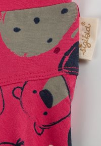 Roter Stoff mit einem verspielten Bärenmuster in Grau und Marineblau. Verfügt über ein kleines Markenschild in einem hellbeigen Farbton am Rand. Weiche Textur.