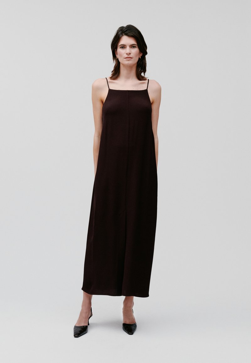 Dunkelbraunes ärmelloses Kleid mit gerader Silhouette, gefertigt aus einem glatten Material. Es hat dünne Träger und einen bodenlangen Saum.